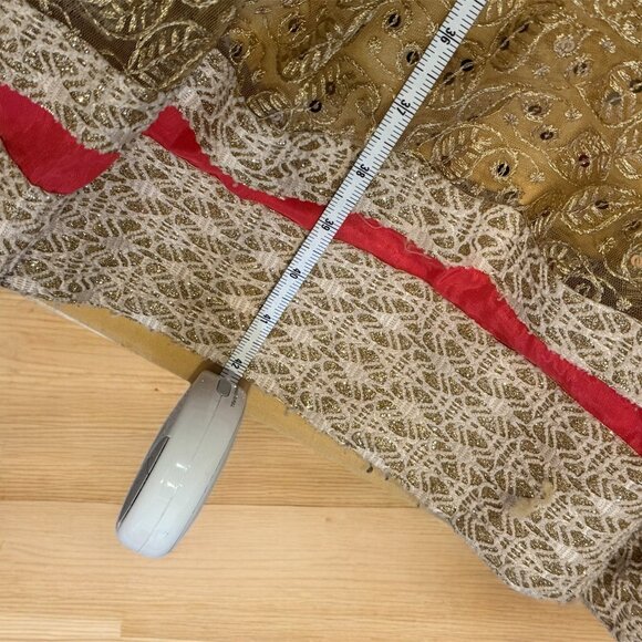 Elegant Coral and Yellow Gold Indian Attire – 5 Pieces - Size M - Picture 4 of 6